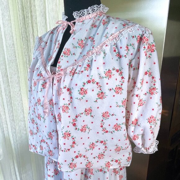 Vintage 1980s peignoir set, white, pink floral, flannel negligee and bed jacket - Picture 3 of 9